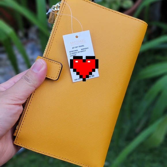 Michael Kors Marigold JetSet Wallet - Picture 3 of 4